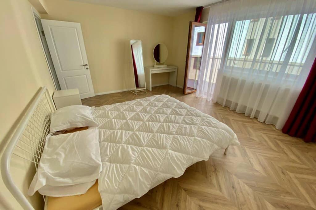 Cozy Modern One Bedroom Floreşti エクステリア 写真